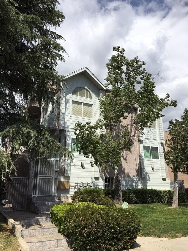 13509 Burbank Blvd, Los Angeles, CA 91401 Condo for Rent in Los