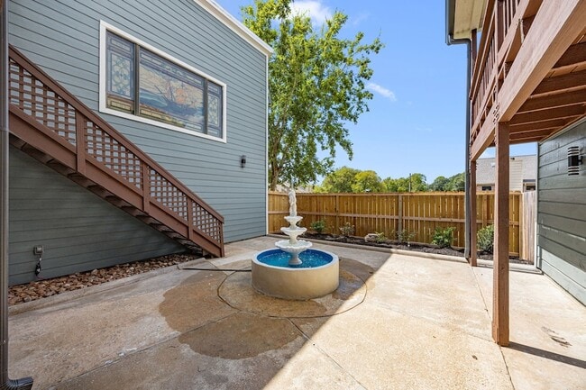 Building Photo - 2926 Meadowcreek Dr