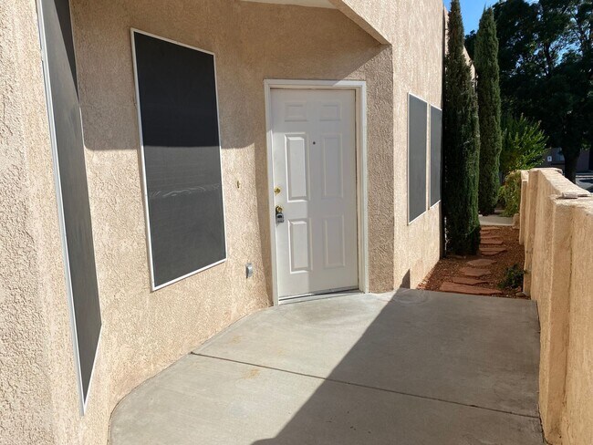 Building Photo - 2 Bedroom, 2 Bathroom Townhome near Montgo...