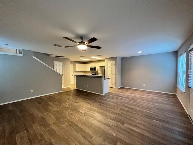 Building Photo - 147 N Villa Oaks Dr