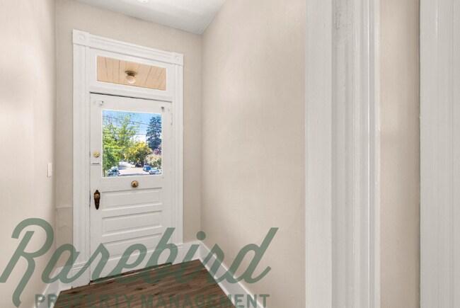 Building Photo - 3 bedroom, 1 bath now available in SE Port...