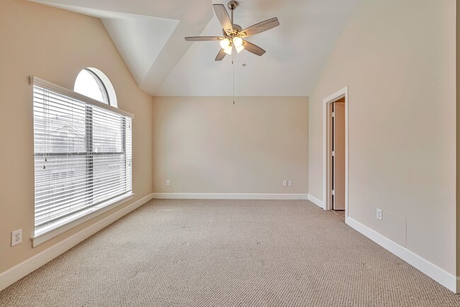 Building Photo - 648 Westcross St