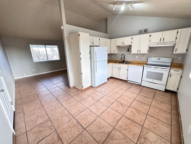 Foto del edificio - Move-In Special: ½ OFF First Month’s Rent! 2 Bedroom 1 Bathroom w/ 2 Car Garage and Fenced in Yard