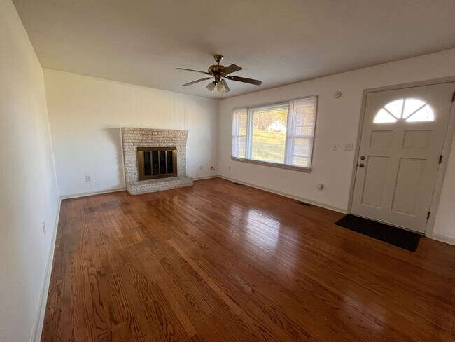Building Photo - 3 Bedroom, 2 Bath House with Huge Yard