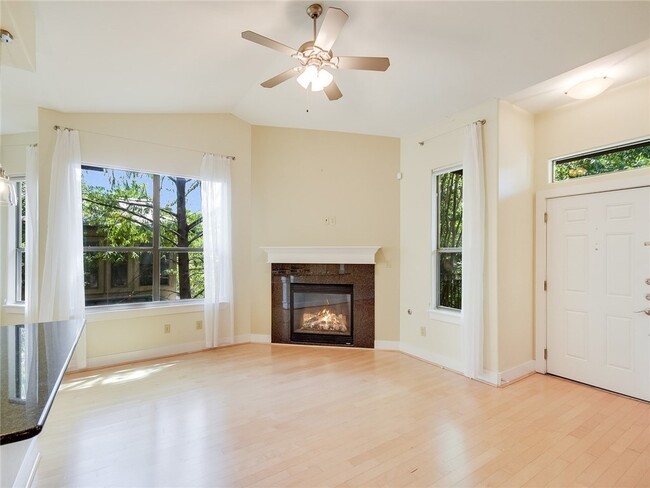 Foto del edificio - 2216 Thornton Rd