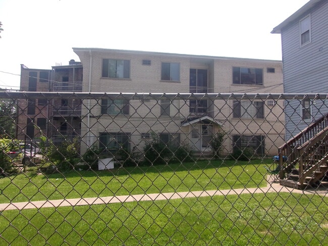 Foto del edificio - 567 N Pine Ave