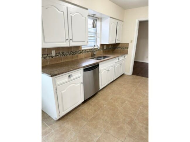 Building Photo - Beautiful Four Bedroom Home in the Red Bir...