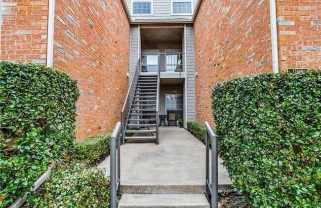 Building Photo - 12660 Hillcrest Rd