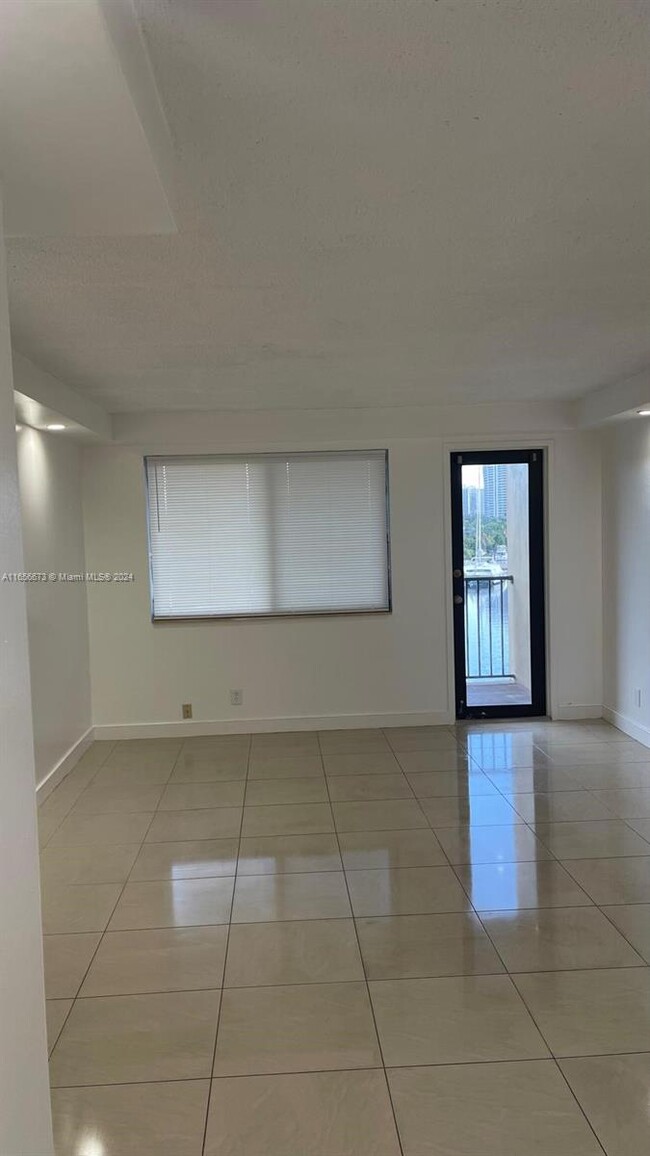 Foto del edificio - 301 Golden Isles Dr