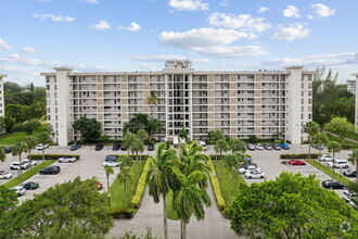 Building Photo - 3150 N Palm Aire Dr