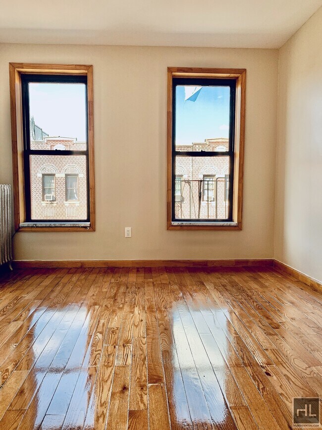 Building Photo - LARGE 3 BEDROOM SUNSET PARK!! 61 STREET