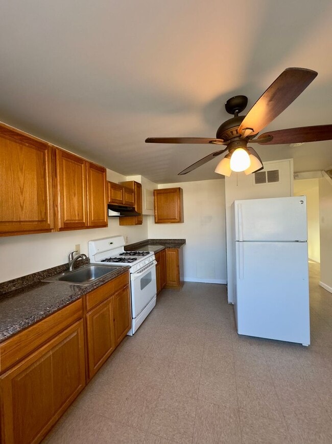 Foto del edificio - Centrally Located 3-Bedroom Halethorpe Home with Outdoor Space