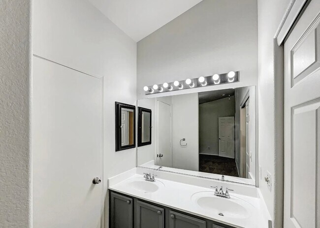 Foto del edificio - 2293 E Springfield Pl