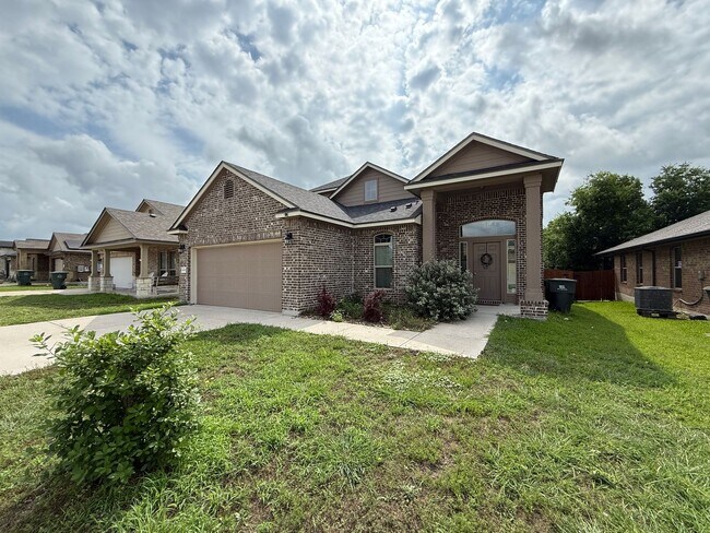 Foto del edificio - AVAILABLE NOW!