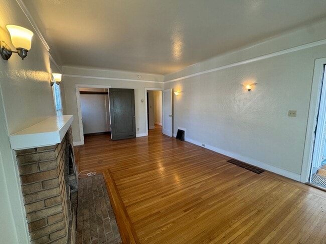 Building Photo - Large 1 Bedroom/1 Bath - Quiet Neighborhoo...