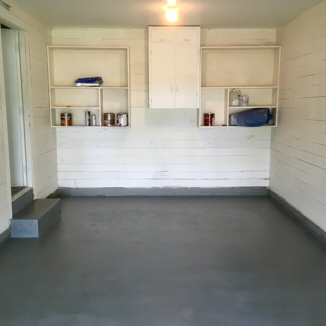 Garage - 1007 Bawcom St