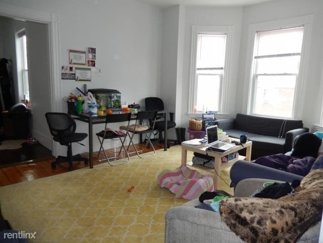 Building Photo - 40 Custer St
