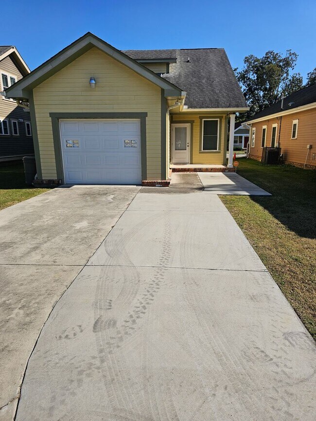 Foto del edificio - 3 bdrm 2.5 bath in downtown area