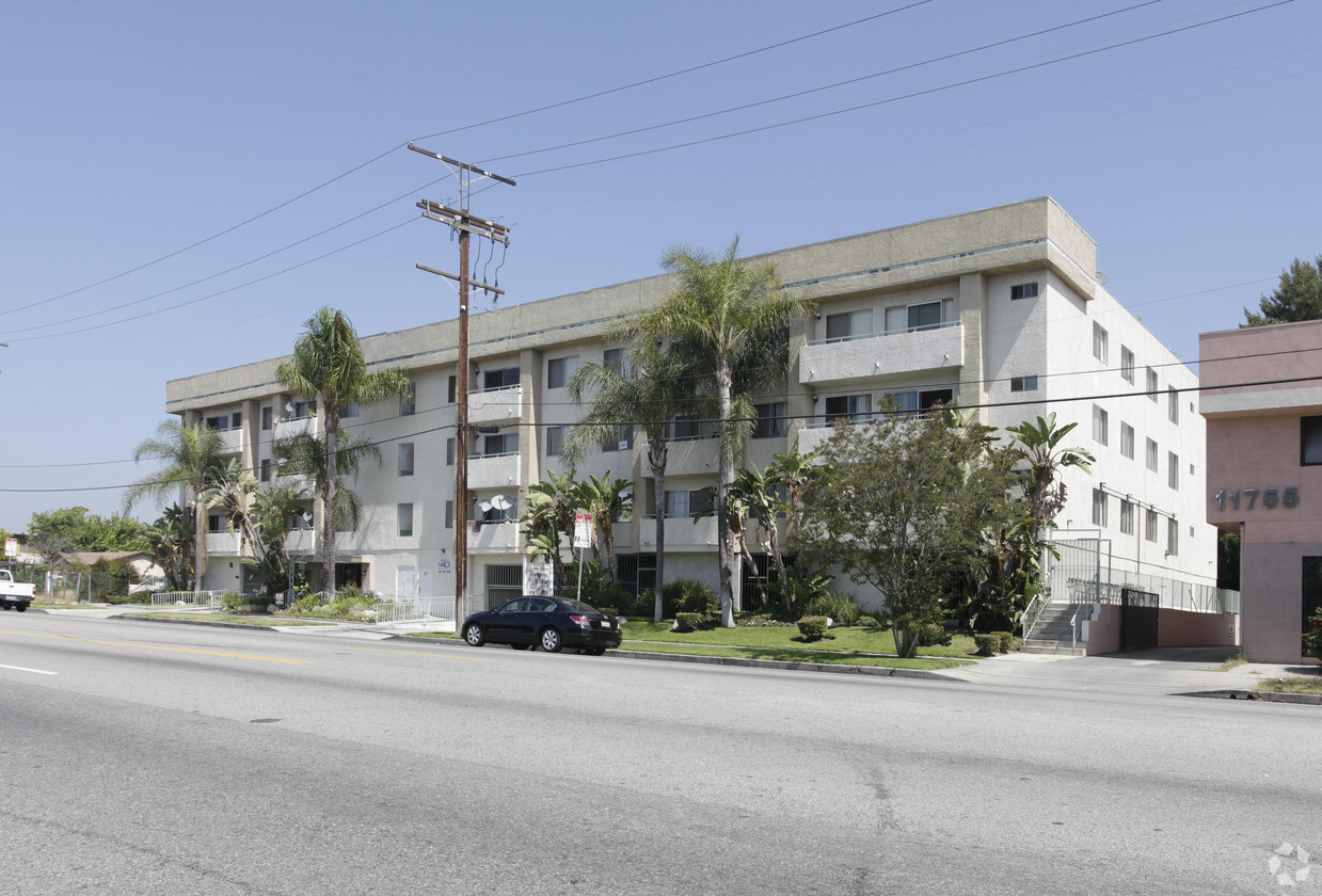 Primary Photo - Victory Palms Apartments