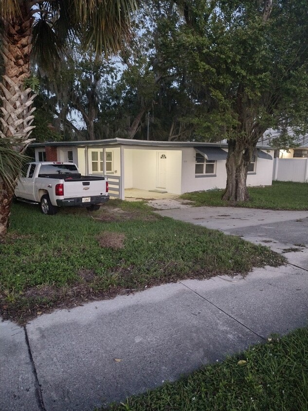 Foto principal - 635 N Nova Rd