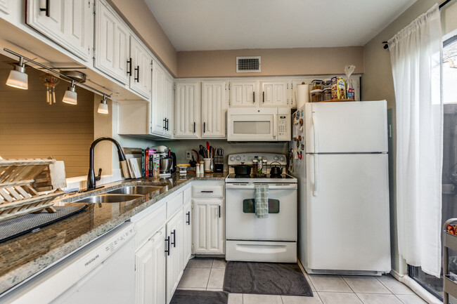 Building Photo - 14800 Enterprise Dr
