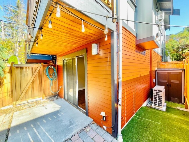 Building Photo - Contemporary 3BR Townhome with Stylish Renovation!