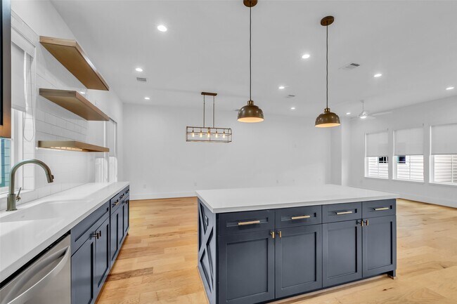 Building Photo - 204 Burr St