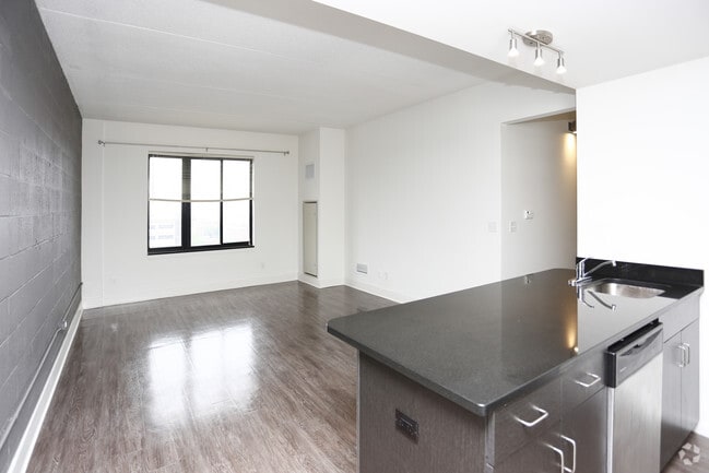 1BR, 1BA - 600 SF - St. Regis House Apartments