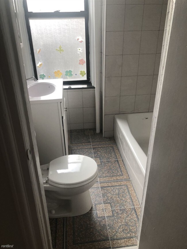 Building Photo - Studio, 1 bath Apartment - 14825 88th Ave 1A