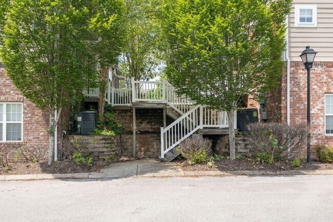 Building Photo - 531 St Jules Ln
