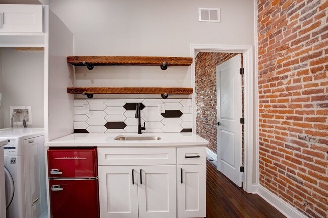 Photo - 1922 W Diamond St Apartment