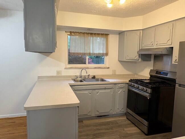 Foto del edificio - 3304 Maple Dr