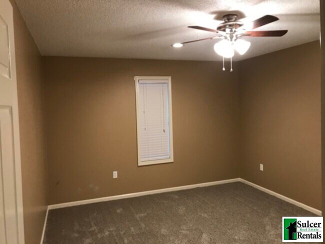 Foto del edificio - 1,455 Sq Ft House in Valley View School Di...
