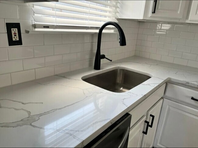 Foto del edificio - 317 Birch Dr