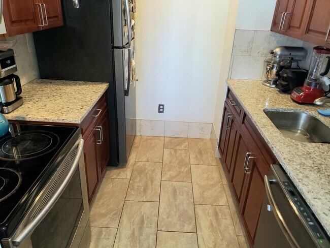 Building Photo - 200 Shearwater Ct E