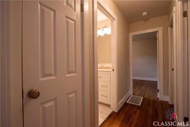 Building Photo - 165 Habersham Dr