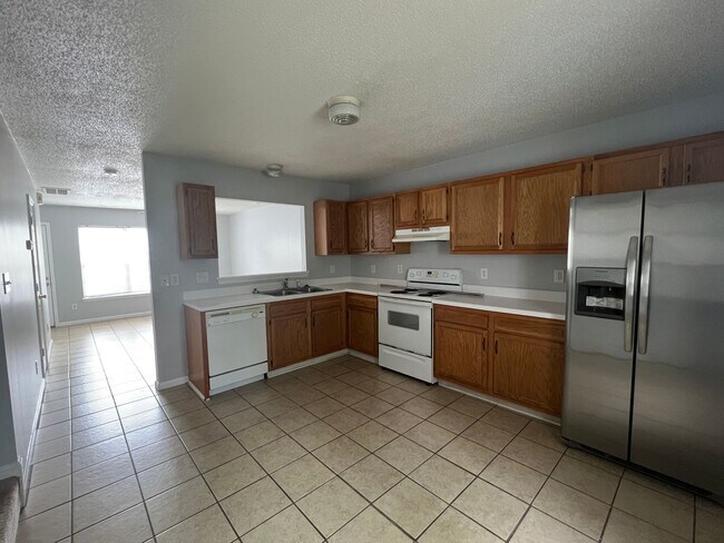 Building Photo - Beautiful 2 bedroom 1.5 bath townhouse. Lo...