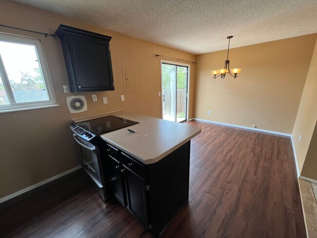 Foto del edificio - 3 Bed, 2 Bath Split Level with A/C! - Avai...