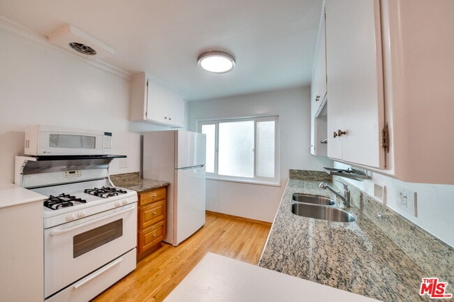 Building Photo - 927 6th St