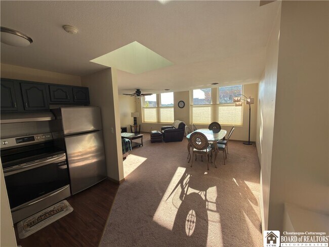 Foto del edificio - 100-104 E 3rd St