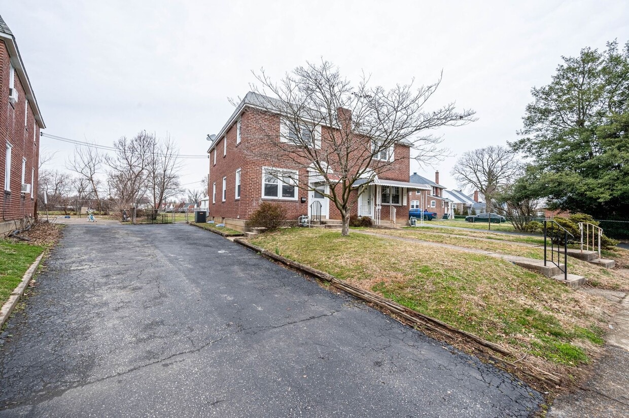Twin Brick Home in Ridley SD! Granite and stainless kitchen! Renovated bathroom! Large rear fence... - Twin Brick Home in Ridley SD! Granite and stainless kitchen! Renovated bathroom! Large rear fence...