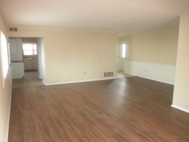 Foto del edificio - 9010 Chateaugay Ct