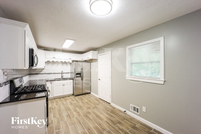 Foto del edificio - 743 Oak Dr