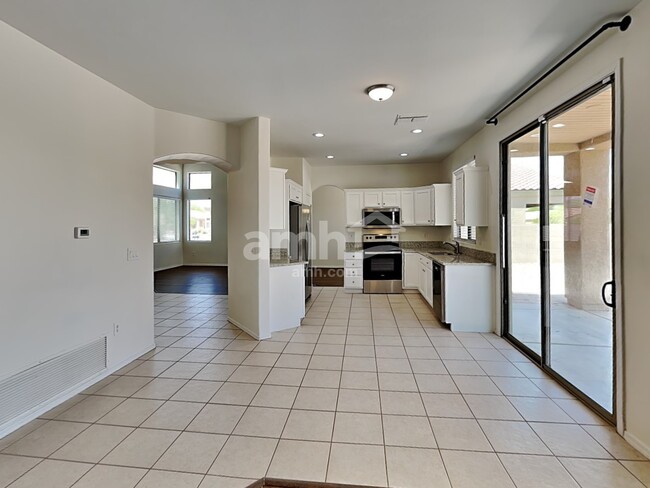 Building Photo - 6613 E Gehrig Ln