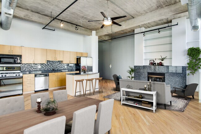 25 x 25 living space - 843 W Adams St