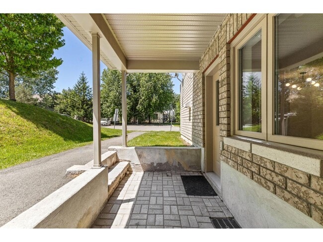 Building Photo - 858 Boul du Plateau