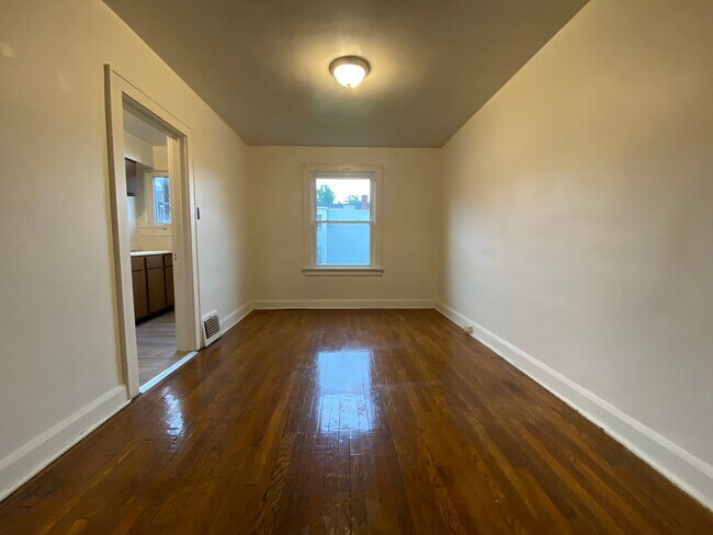 Foto del edificio - Stunning Two Bedroom Apartment in Oakland! Washer & Dryer Hook-Ups in Basement! Call Today!