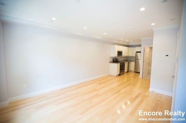 Building Photo - 296 Beacon St