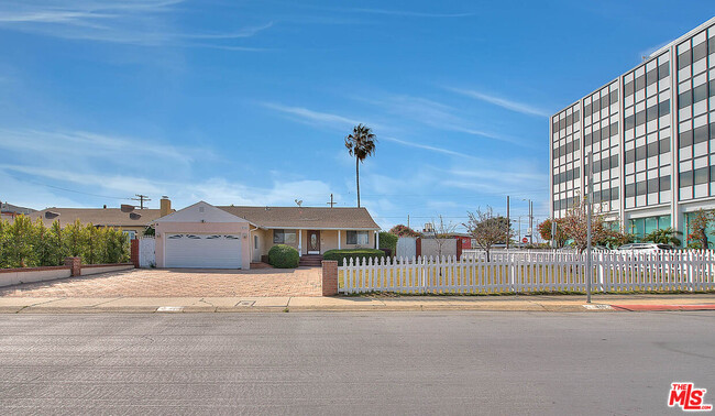 Foto del edificio - 8701 Kittyhawk Ave