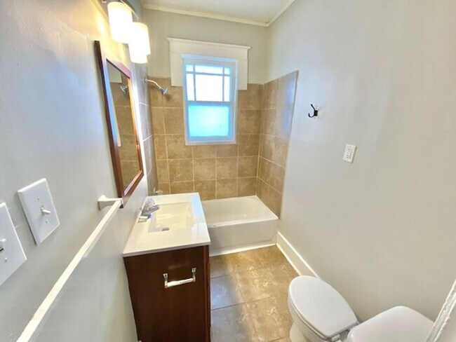 Building Photo - Great 3 BR Midtown Home now Available!